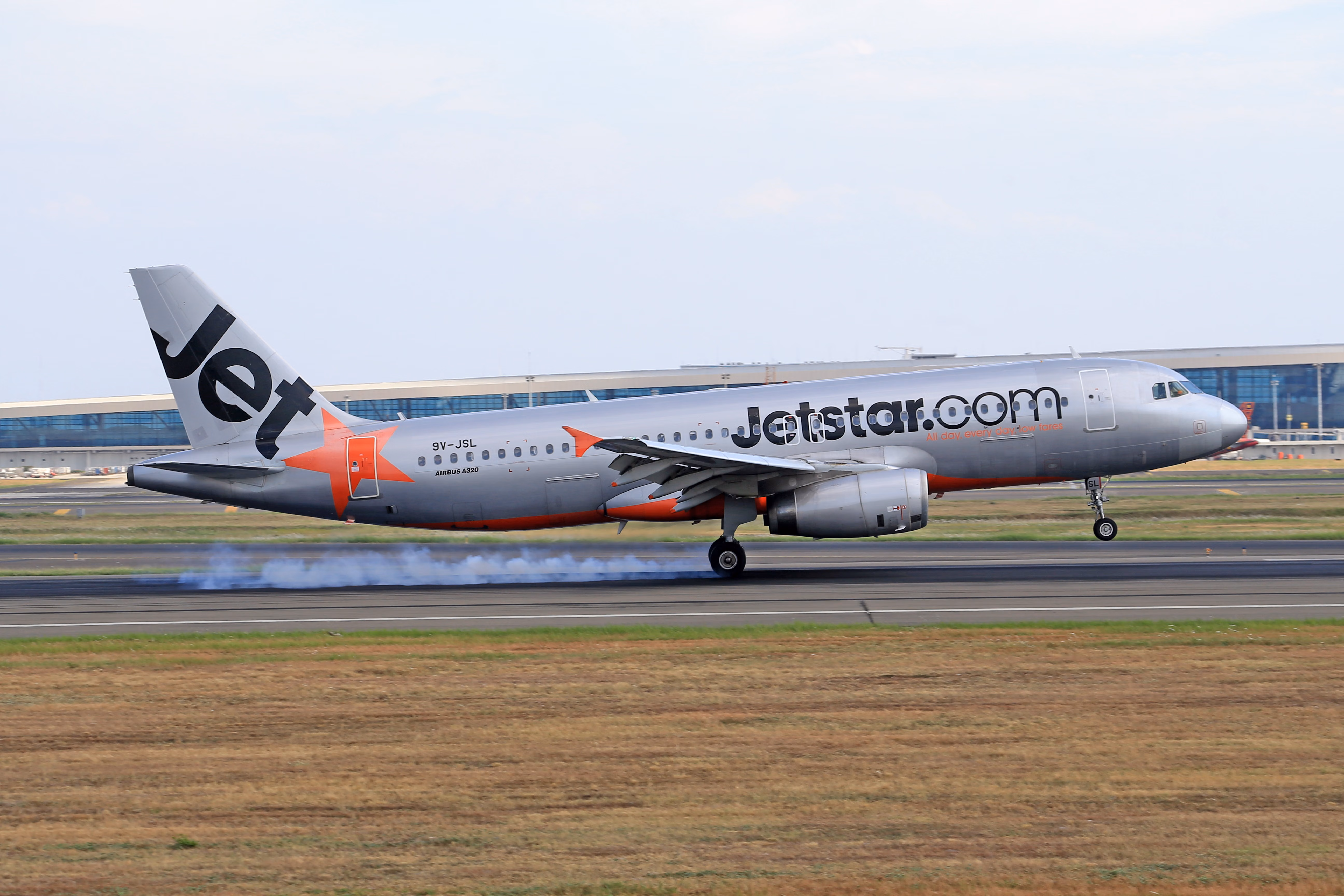 Jetstar and Qatar Airways Near Miss at Sydney Airport Triggers Safety Probe